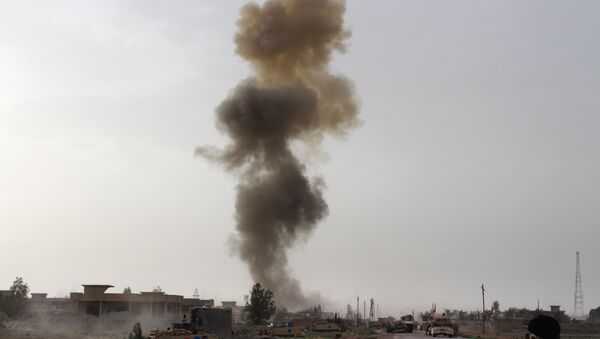 Hükümet yanlısı güçler, Irak'ın Anbar eyaletinde düzenlenen bir operasyonun ardından havaya yükselen dumanları izliyor. - Sputnik Türkiye
