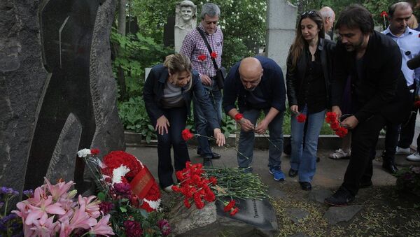Şair Nâzım Hikmet, 53. ölüm yıldönümünde Moskova'da Novodeviçi Mezarlığı'nda, kabri başında anıldı. - Sputnik Türkiye
