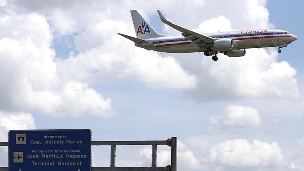 Havana’daki Jose Marti Uluslararası Havalimanı’na inmeye hazırlanan bir American Airlines uçağı. - Sputnik Türkiye