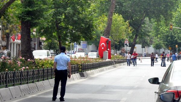 İstanbul Vezneciler'de geçen hafta terör saldırısının gerçekleştiği noktaya bırakılan şüpheli paketten el bombası çıktığı öğrenildi. - Sputnik Türkiye