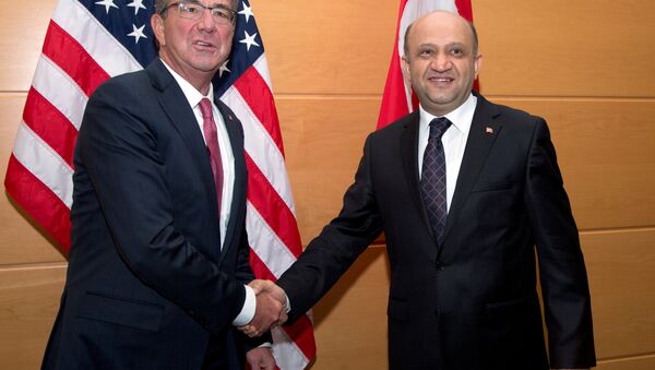 ABD Savunma Bakanı Ashton Carter ile Milli Savunma Bakanı Fikri Işık - Sputnik Türkiye