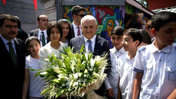 Başbakan Binali Yıldırım, kendisinin de mezun olduğu Piri Reis Ortaokulu'nda öğrencilerin karne dağıtım törenine katıldı. - Sputnik Türkiye