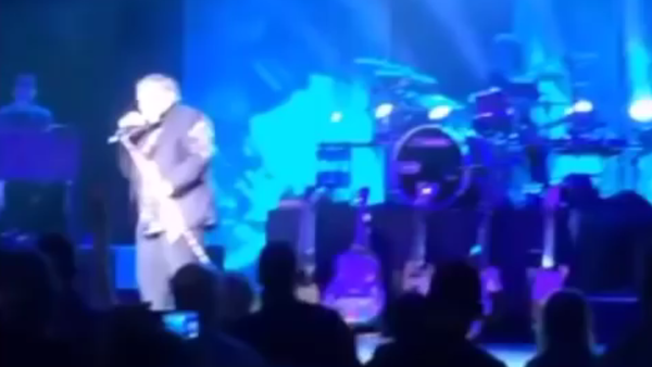 Amerikalı şarkıcı Meat Loaf sahnede yere yığıldı - Sputnik Türkiye