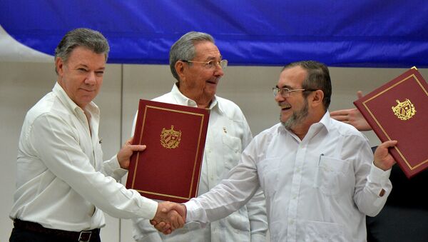 Kolombiya Devlet Başkanı Juan Manuel Santos, FARC lideri Timoleon Timoşenko ve Küba Devlet Başkanı Raul Castro - Sputnik Türkiye