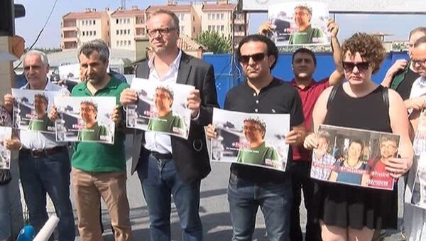 Sınır Tanımayan Gazeteciler Örgütü ve Gazetecilere Özgürlük Platformu (GÖP) üyeleri, Ahmet Nesin, Erol Önderoğlu ve Şebnem Korur Fincancı'nın tutuklanmasını Metris cezaevi önünde protesto etti. - Sputnik Türkiye