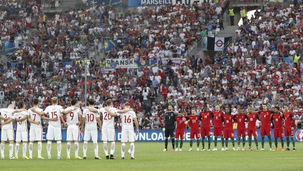EURO 2016 çeyrek final maçında karşı karşıya gelen Polonya ve Portekiz milli takımları, İstanbul'da hayatını kaybedenler için saygı duruşunda bulundu. - Sputnik Türkiye