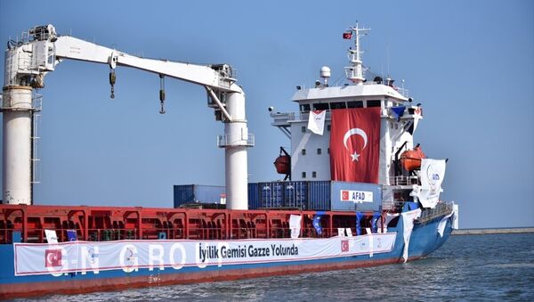 Türkiye ile İsrail arasında varılan mutabakat kapsamında, Türkiye'den Gazze'ye ulaştırılacak 11 bin ton insani yardım malzemesini taşıyan 'Lady Leyla' adlı gemi, Mersin Uluslararası Limanı'nda düzenlenen törenle uğurlandı. - Sputnik Türkiye