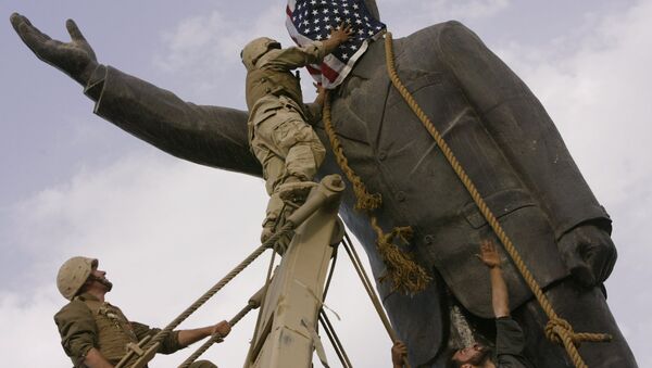 ABD askerleri öncülüğünde Iraklılar tarafından yıkılan Saddam heykeli - Sputnik Türkiye