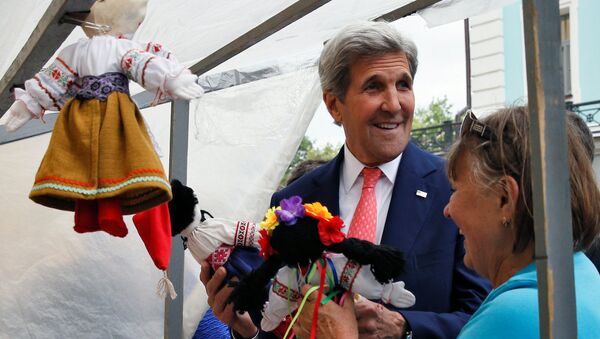 ABD Dışişleri Bakanı John Kerry Ukrayna'da bir pazar yerinde. - Sputnik Türkiye