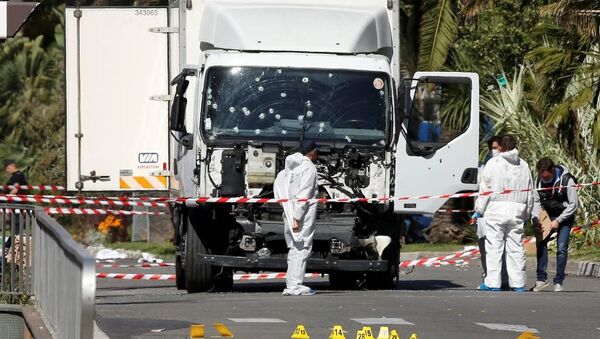 Fransa'nın Nice kentindeki saldırıda kullanılan kamyon inceleme altında. - Sputnik Türkiye