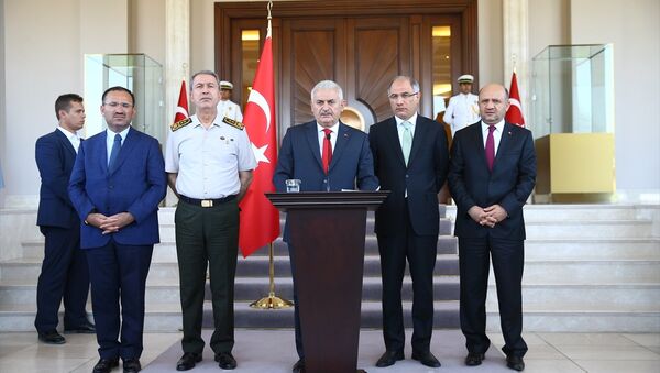 Başbakan Binali Yıldırım, Çankaya Köşkü'nde gazetecilere açıklamalarda bulundu. Genelkurmay Başkanı Orgeneral Hulusi Akar (sol 2), Adalet Bakanı Bekir Bozdağ (solda), İçişleri Bakanı Efkan Ala (sağ 2), Milli Savunma Bakanı Fikri Işık (sağda), Başbakan'a eşlik etti. - Sputnik Türkiye