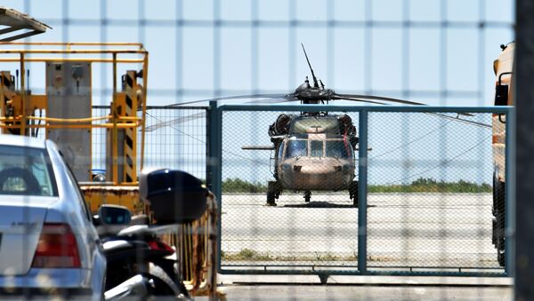 Darbe girişiminin başarısız olmasının ardından Yunanistan'ın Dedeağaç kentine kaçan askerlerin kullandığı helikopter - Sputnik Türkiye