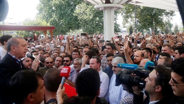 Cumhurbaşkanı Recep Tayyip Erdoğan, darbe girişimi sırasında hayatını kaybedenlerin cenaze törenine katıldı. - Sputnik Türkiye