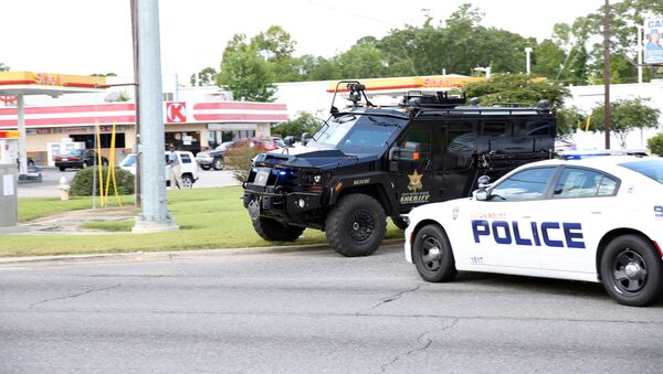 Police officers block off a road after a shooting of police in Baton Rouge, Louisiana, U.S. July 17, 2016. - Sputnik Türkiye