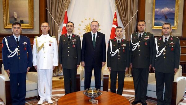 Cumhurbaşkanı Recep Tayyip Erdoğan ve yaverleri - Sputnik Türkiye