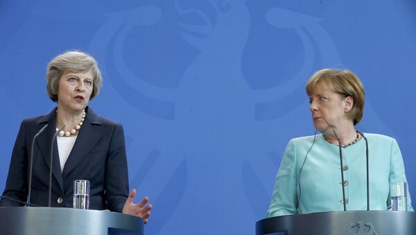 İngiltere Başbakanı Theresa May ve Almanya Başbakanı Angela Merkel - Sputnik Türkiye