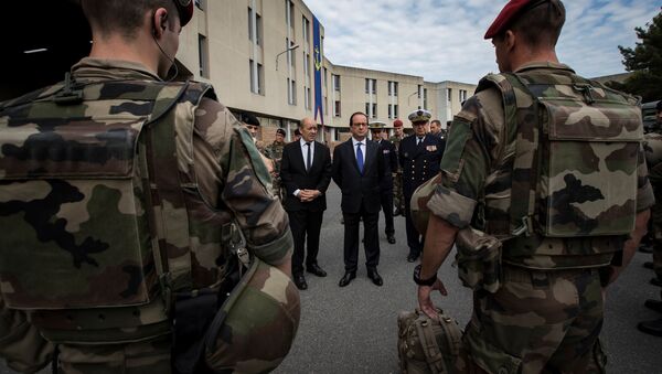 French President Francois Hollande (R) and Defence Minister Jean-Yves Le Drian review troops at the Army base and command centre for France's 'Vigipirate' plan, dubbed 'Operation Sentinelle', at the fort of Vincennes, on the outskirts of Paris, France, July 25, 2016 - Sputnik Türkiye