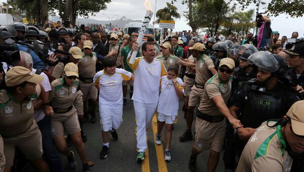 Rio belediye başkanı Eduardo Paes Olimpiyat Meşalesini taşıdı - Sputnik Türkiye