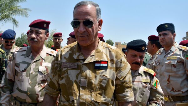 Iraqi Defence Minister Khaled al-Obeidi (C) walks during his visit to the Nineveh Liberation Operations Command at Makhmour base, south of Mosul, Iraq, August 8, 2016. - Sputnik Türkiye