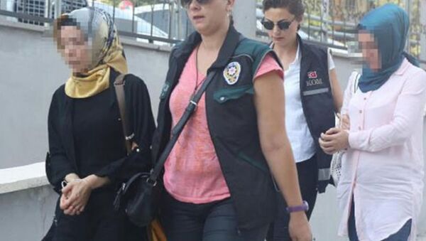 Mersin'de Fethullahçı Terör Örgütü (FETÖ) soruşturması kapsamında gözaltına alınan 31 kişi adliyeye sevk edildi. - Sputnik Türkiye