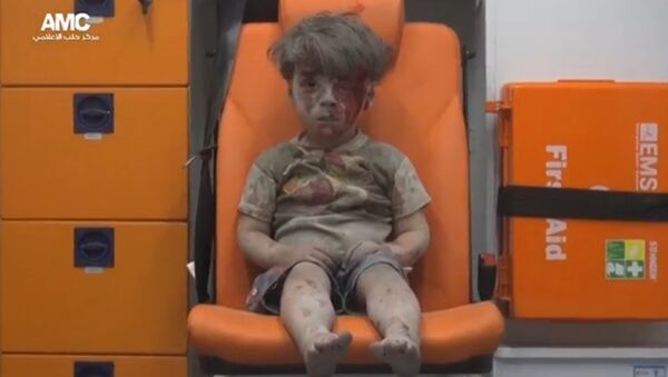 Halep Medya Merkezi tarafından kaydedilen ve beş yaşındaki Ümran'ın yıkılan evinin enkazının altından çıkarıldıktan sonra bekletildiği ambulansta çekilen görüntüler hem uluslararası basın kuruluşları tarafından kullanıldı hem de sosyal medya üzerinden yüzbinlerce kişiye ulaştı. - Sputnik Türkiye