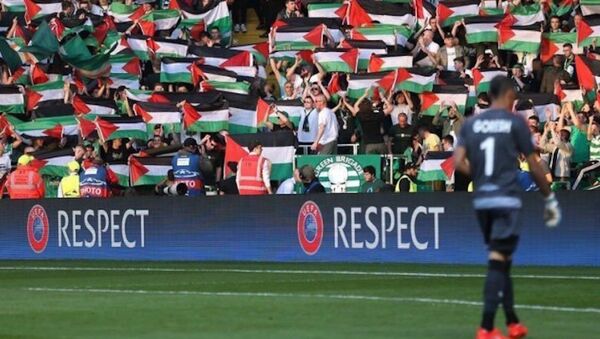 İskoç takımı Celtic'in İsrail takımı Hapoel Beersheba'yla oynadığı maçta taraftarlar Filistin bayrağı açtı. - Sputnik Türkiye