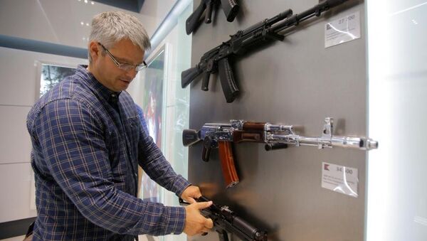 Dünyanın en çok kullanılan silahı olarak bilinen AK-47 tüfeğinin üreticisi Kalaşnikof, Rusya’nın başkenti Moskova’daki Şeremetyevo Havalimanı’nda mağaza açtı. - Sputnik Türkiye