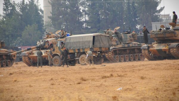 Cerablus ve çevresinde harekat devam ederken, Karkamış'ta konuşlu birliklerden bu sabah saat 09.30'da, 10 tank daha sınırı geçerek Suriye topraklarında ilerledi. - Sputnik Türkiye