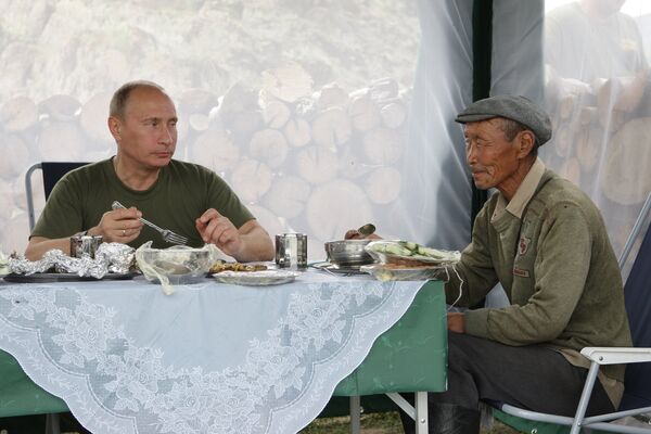 Putin, Rusya’ya bağlı Tuva Cumhuriyeti seyahati sırasında bir yemekte. - Sputnik Türkiye