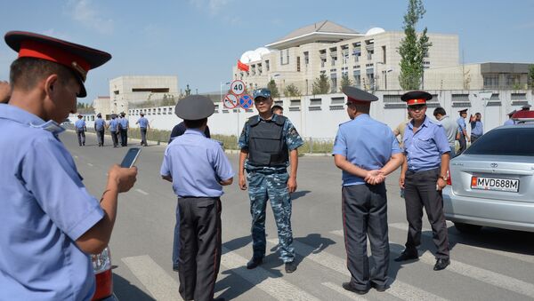 Kyrgyz police officers gather outside the Chinese embassy in Bishkek on August 30, 2016 - Sputnik Türkiye