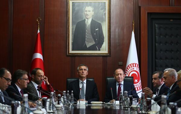 NATO Genel Sekreteri Jens Stoltenberg, TBMM'yi ziyaret ederek TBMM Başkanvekili Akif Hamzaçebi ile makamında bir araya geldi. - Sputnik Türkiye