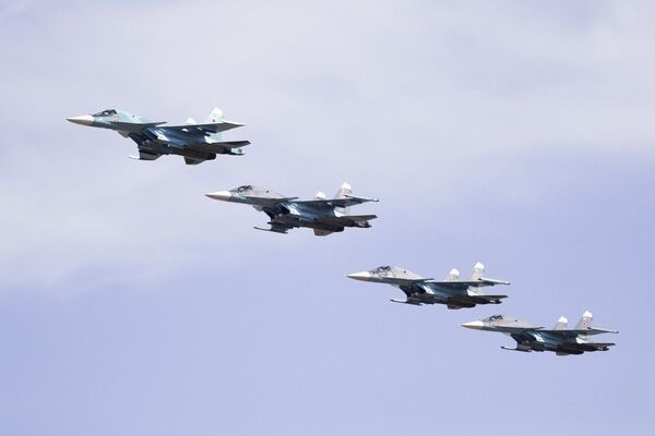 Rus ordusuna ait Su-34 bombalarını taşıyan jet uçakları hizalı uçarak birazdan bombaları bırakmaya hazırlanıyor. - Sputnik Türkiye