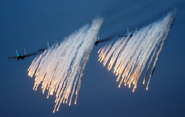 Sukhoi Su-34 taarruz uçakları, doğudaki Opuk mevzilerinde talim atışı yaparken... - Sputnik Türkiye