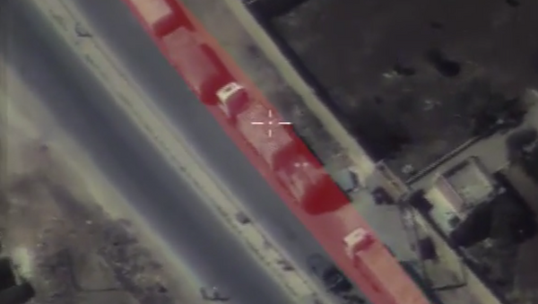 Halep’e giderken saldırıya uğrayan yardım konvoyunun görüntüleri - Sputnik Türkiye