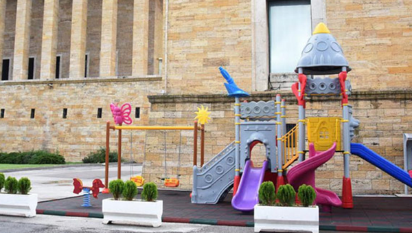 Anıtkabir'e mozole yakınına yapılan plastik oyuncaklardan oluşan çocuk parkı, sosyal medyada sert tepkilere neden oldu. - Sputnik Türkiye
