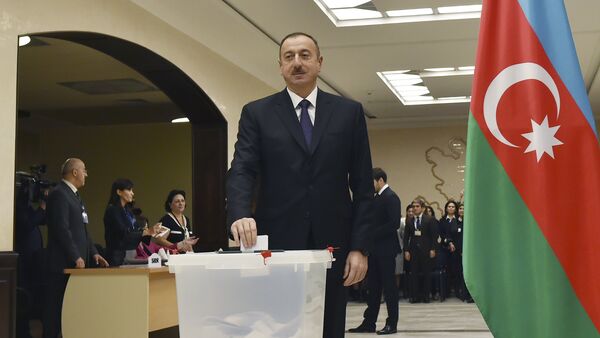 Azerbaycan Cumhurbaşkanı İlham Aliyev, yerel seçimler için oy kullanıyor. (Arşiv) - Sputnik Türkiye