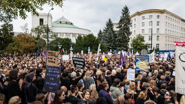 Polonya'da kürtaj yasağı protestosu - Sputnik Türkiye