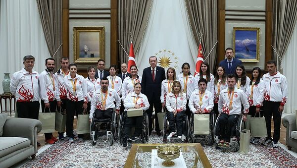 Cumhurbaşkanı Erdoğan,  Rio 2016 Paralimpik Olimpiyatları'nda madalya kazanan sporcularla - Sputnik Türkiye