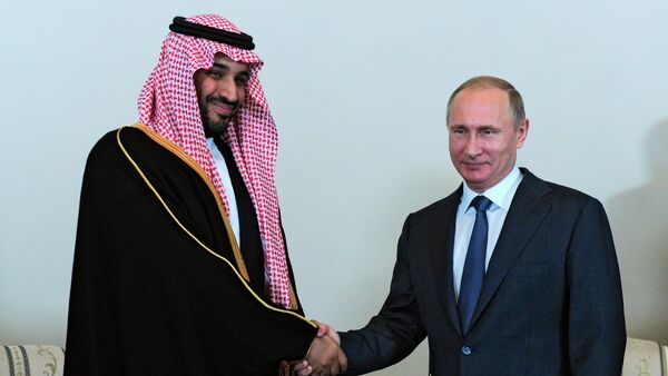 Russian President Vladimir Putin shakes hands with Saudi Arabia's Defense Minister Prince Mohammed Bin Salman in the Konstantin Palace outside St. Petersburg, Russia - Sputnik Türkiye