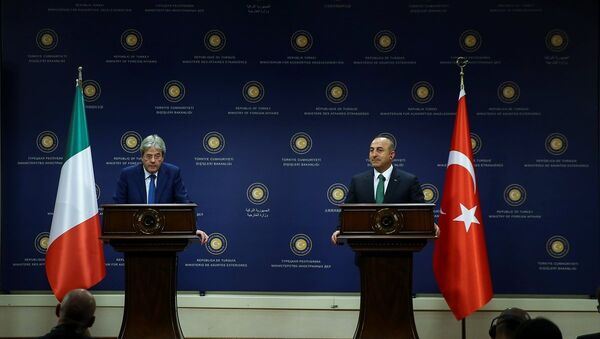 Dışişleri Bakanı Mevlüt Çavuşoğlu (sağda) İtalya Dışişleri Bakanı Paolo Gentiloni (solda) ile bakanlıkta görüştü. Görüşmenin ardından iki bakan ortak basın toplantısı düzenledi. - Sputnik Türkiye