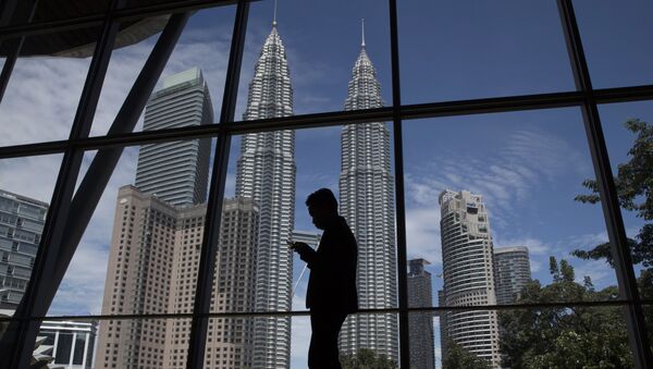 Malezya’nın başkenti Kuala Lumpur’da yüksekliği 452 metre olan Petronas ikiz kuleleri bulunuyor. İki kocaman mısıra benzeyen bu binalar çağdaş mimarlık eserleri olarak kabul edildi. - Sputnik Türkiye