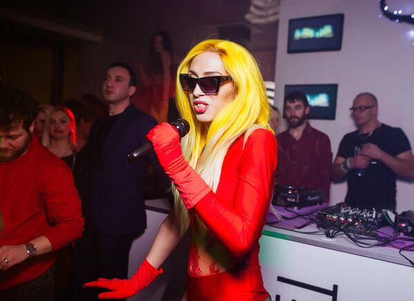 ABD’li şarkıcı Lady Gaga’ya benzerliğiyle ‘Rus Lady Gaga’ olarak anılan Aleksandra Guseva - Sputnik Türkiye