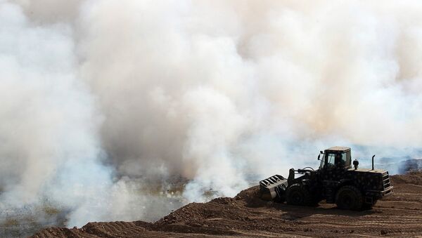 Iraklı güvenlik güçleri Mişvak'taki sülfür yangınını söndürmeye çalışıyor - Sputnik Türkiye