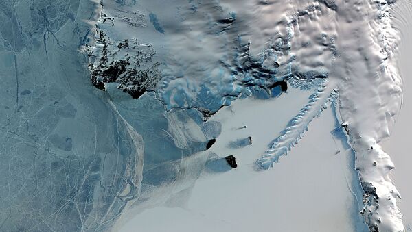 Antarktika’daki Erebus yanardağı. - Sputnik Türkiye