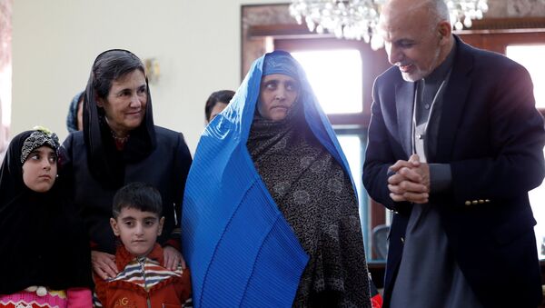 'Afgan kızı' Şerbet Gula, Afganistan lideri Eşref Gani ile görüştü. - Sputnik Türkiye