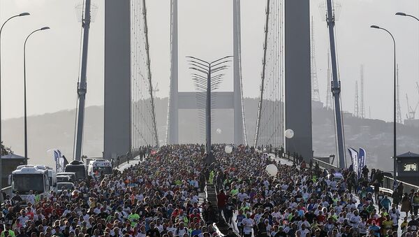 Vodafone İstanbul Maratonu'na katılanlar 15 Temmuz Şehitler Köprüsü'nü doldurdu - Sputnik Türkiye
