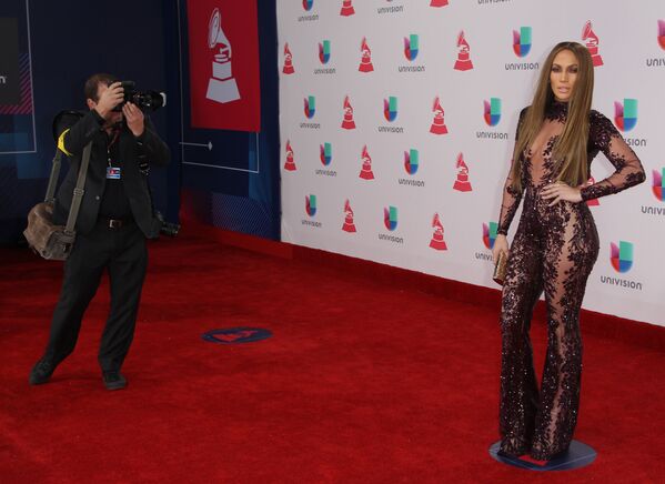 Şarkıcı Jennifer Lopez, Las Vegas'ta düzenlenen Latin Grammy Ödülleri gecesinde tüm gözleri üzerine topladı. - Sputnik Türkiye