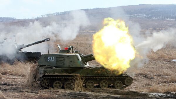 Rusya’nın Primorski bölgesinde topçu birliklerinin tatbikatlarında kullanılan 2C3 Akasya motorlu topçu sistemi. - Sputnik Türkiye