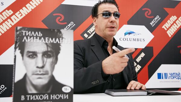 Rusya’da son derece popüler olan Alman metal müzik grubu Rammstein’ın solisti Till Lindemann, şiir kitabının tanıtımı için Moskova’ya geldi. - Sputnik Türkiye