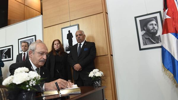 CHP Genel Başkanı Kemal Kılıçdaroğlu, Küba devriminin lideri Fidel Castro'nun vefatı dolayısıyla, Küba'nın Ankara Büyükelçiliğine taziye ziyaretinde bulundu. - Sputnik Türkiye